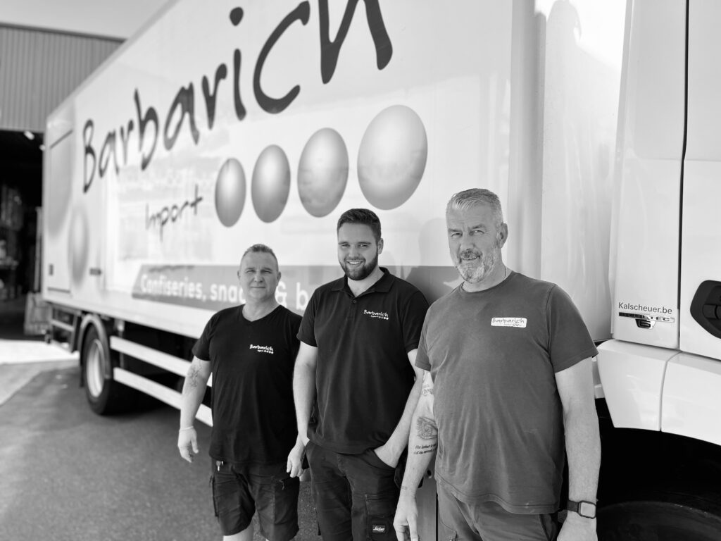 Chauffeurs de l'entreprise Barbarich import à Battice devant un camion avec le logo Barbarich Import